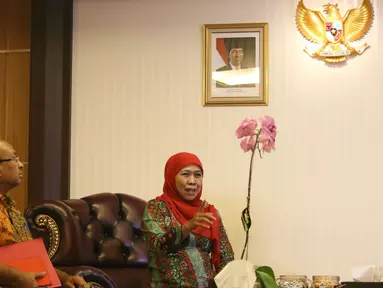 Menteri Sosial Khofifah Indar Parawansa saat melakukan pertemuan dengan Kepala Densus 88 Eddy Hartono saat melakukan pertemuan di ruang kerja Kemensos, Jakarta, Selasa (31/1). (Liputan6.com/Helmi Affandi)