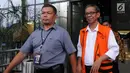 Tersangka Kepala KPP Pratama Ambon La Masikamba usai menjani pemeriksaan perdana pasca ditahan di gedung KPK, Jakarta, Rabu (31/10). La Masikamba diperiksa terkait  suap upaya pengurangan pajak yang harus dibayar. (Merdeka.com/Dwi Narwoko)