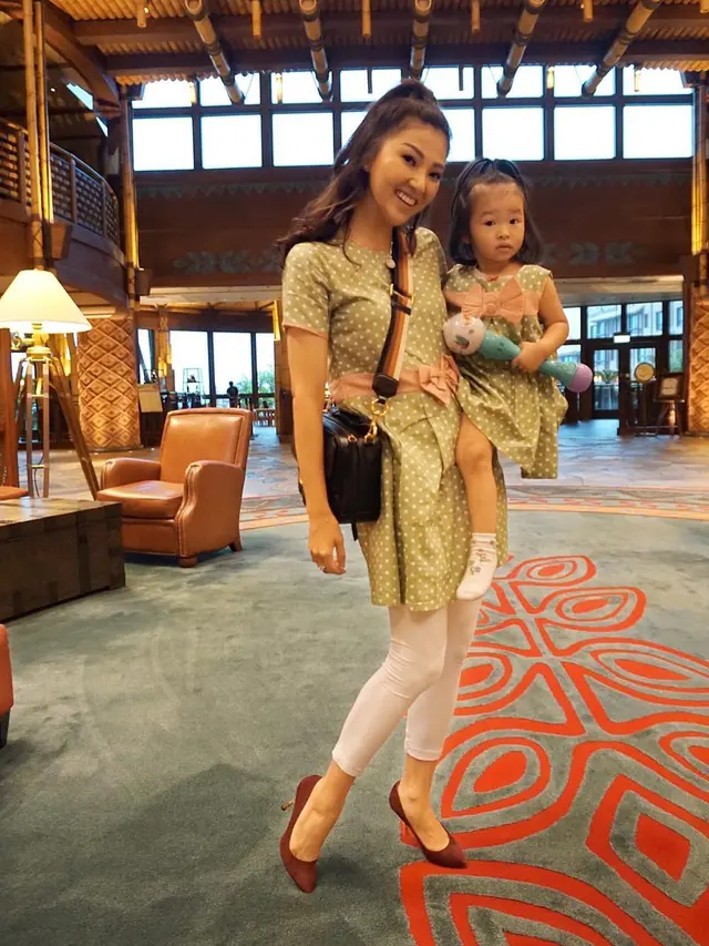 [Bintang] Gaya Seleb Asuh Anak