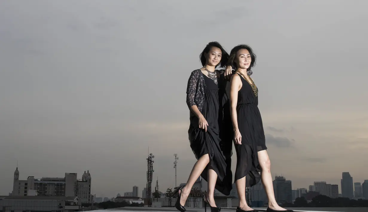 Kezia Santoso berpose dengan sang bunda, Meniek Santoso