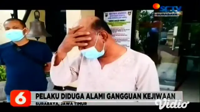 Tanpa diketahui sebabnya, seorang pria PR (55) di Surabaya, tiba-tiba menyiramkan bensin ke seorang pengendara sepeda motor di tempat tambal ban. Pelaku langsung menyalakan korek api dan membakar tubuh korban.