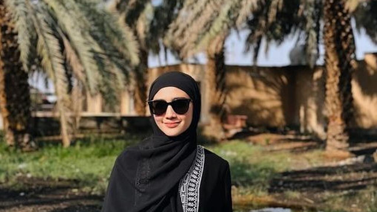 10 Potret Febby Rastanty saat Jalani Umrah di Tanah Suci, Tampil Mengenakan Hijab Bikin Pangling