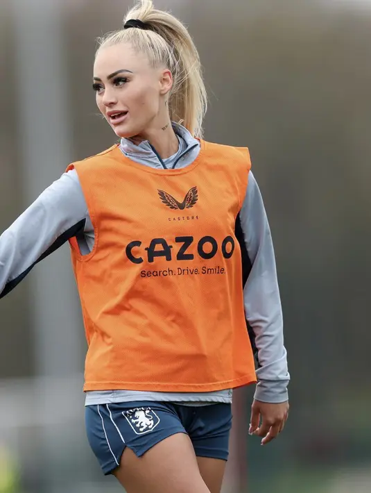 Gaya makeupnya yang sempurna juga membuat tampilannya kian cantik. Ia tampil dengan alis yang presisi membingkai matanya dengan sempurna.  [Instagram/ Alisha Lehman]