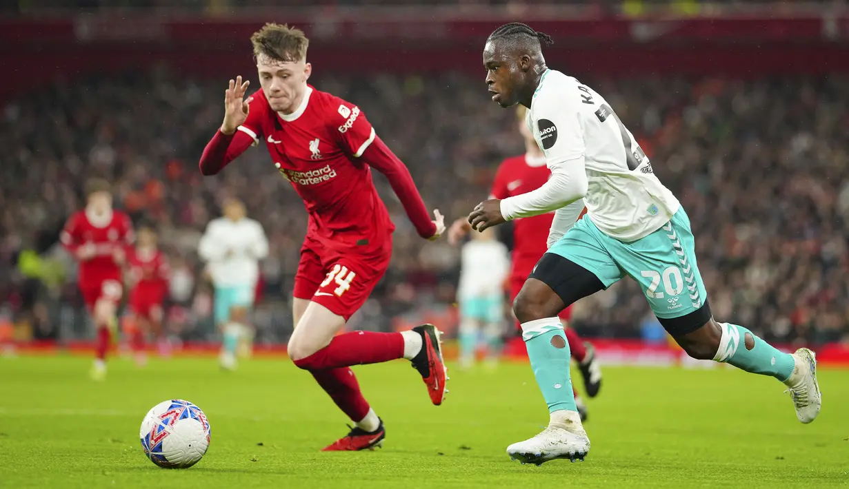 Pemain Liverpool, Conor Bradley (kiri) berusaha merebut bola dari pemain Southampton, Kamaldeen Sulemana pada laga putaran kelima Piala FA 2023/2024 di Anfield, Liverpool, Inggris, Kamis (29/02/2024) WIB. (AP Photo/Jon Super)
