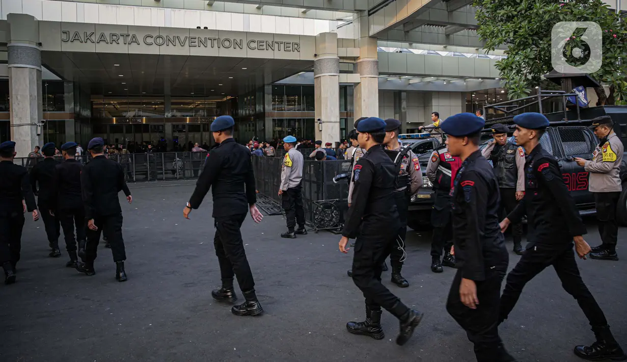 Sejumlah petugas pengamanan KPU dan kepolisian serta TNI berjaga di depan area debat kedua Capres-Cawapres 2024 di Jakarta Convention Center, Jumat (22/12/2023). (Liputan6.com/Faizal Fanani)