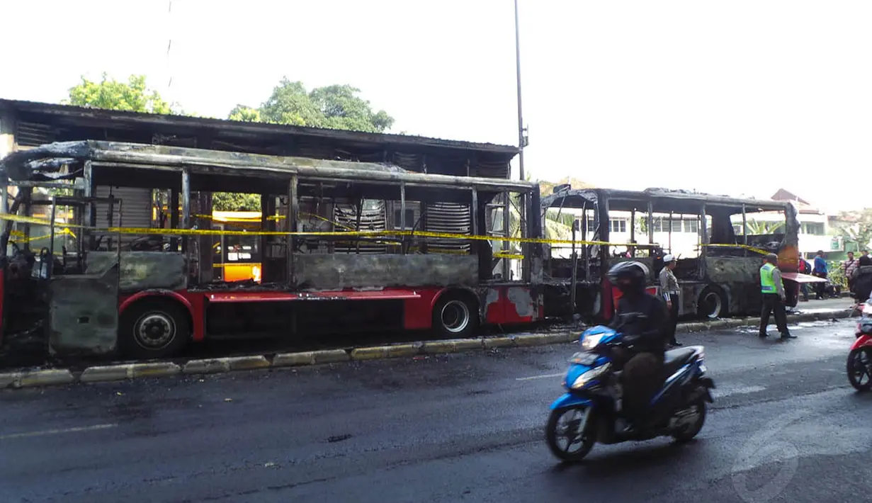 Seluruh badan bus Transjakarta gandeng tersebut hangus terbakar dan mengalami kerusakan hampir 100%, Jakarta, Kamis (28/8/14). (Liputan6.com/Faizal Fanani)