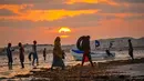 Sejumlah warga berkumpul saat matahari terbenam di Pantai Jazera di pinggiran Mogadishu, Somalia (24/11). Pantai ini jadi tempat rekreasi populer bagi warga Somalia. (AFP Photo/Mohamed Abdiwahab)