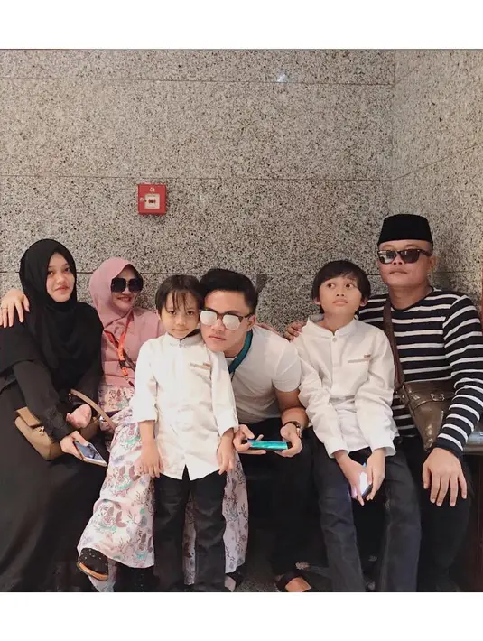 Pertemuan itu berlangsung akrab dan disaksikan anak-anaknya. Dalam obrolannya, Sule meminta maaf atas kesalahannya yang telah diperbuat dan menyakiti isrinya. Tapi Lina tetap pada keinginannya. (Instagram/ferdinan_sule)