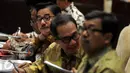 Menteri Agraria dan Tata Ruang, Ferry Mursyidan Baldan (ketiga kanan) saat menghadiri Rapat Kerja dengan Komisi II DPR, Senayan, Jakarta, Kamis (21/1/2016). Raker membahas mengenai penyelesaian masalah kasus-kasus pertanahan. (Liputan6.com/Johan Tallo)
