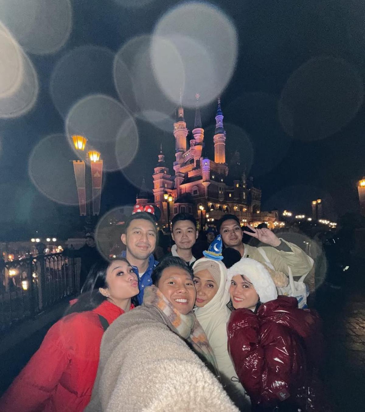 Marsha Aruan Seru-Seruan di Shanghai Disneyland, Eh Lagi-Lagi Bareng Vicky Syaputra!