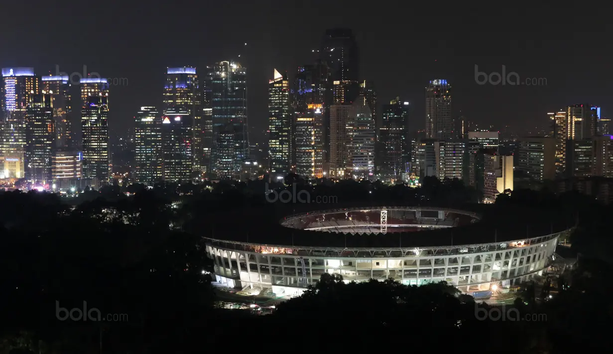 Suasana malam Stadion Utama Gelora Bung Karno, Jakarta, (12/9/2017). Stadion Utama GBK dan kawasan olah raga senayan bersolek menyambut ASIAN Games 2018. (Bola.com/Nicklas Hanoatubun) 