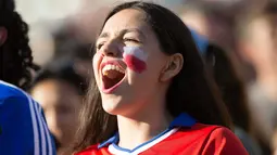 Seorang suporter Chili berteriak memberikan semangat kepada timnya saat melawan Argentina pada laga Copa Amerika Centenario 2016 di Stadion at Levi's, Santa Clara, Amrika Serikat, (7/6/2016) WIB. (Kelley L Cox-USA TODAY Sports)