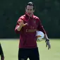 Pelatih Arsenal, Unai Emery (kanan) berbincang dengan pemainya selama sesi pelatihan tim di pusat pelatihan London Colney di St. Albans (21/5/2019). Arsenal akan bertanding melawan Chelsea pada babak Final Liga Europa pada 29  Mei di Baki Olimpiya Stadionu. (AFP Photo/Olly Greenwood)