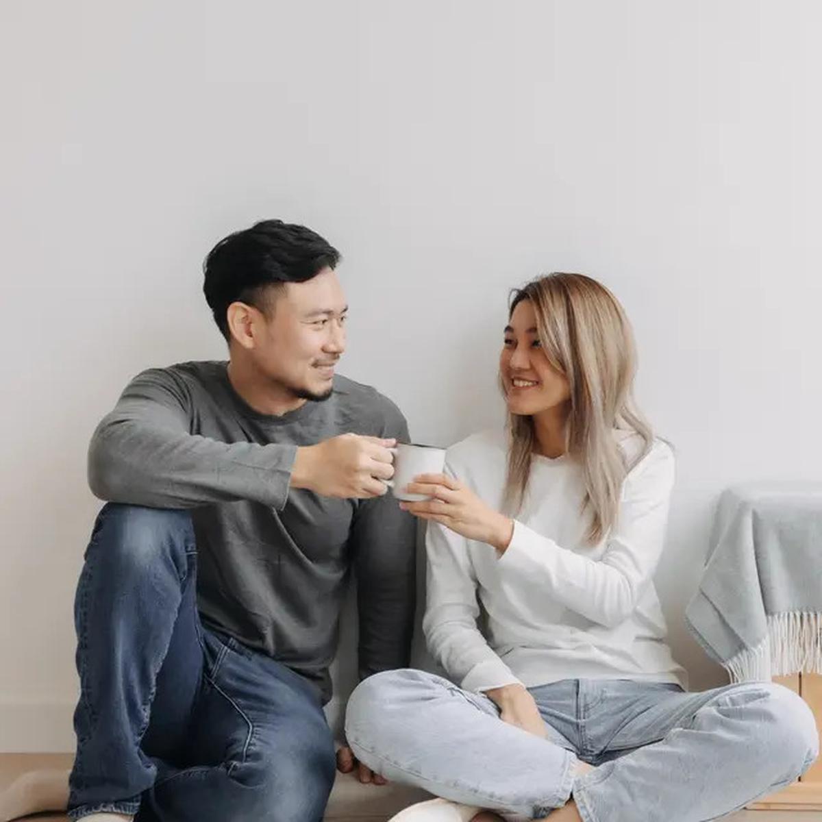 7 Tanda Seseorang Jatuh Cinta Padamu dari Bahasa Tubuhnya
