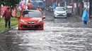 Pengendara bermotor melewati banjir di Jalan Cinere Raya (depan Mall Cinere), Depok, Jawa Barat, Minggu (31/3). Banjir menyebabkan kemacetan panjang di ruas jalan yang menghubungkan Lebak Bulus-Depok. (merdeka.com/Arie Basuki)