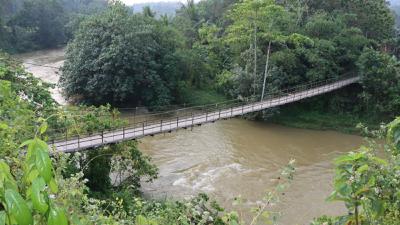 Jembatan Gantung Bumi Arum Rusak, Warga Khawatir Melintas