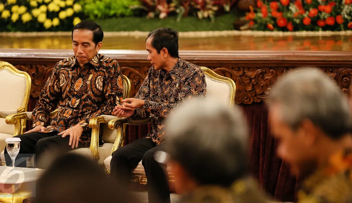 Presiden Jokowi berbincang dengan Ketua KomnasHAM Nur Kholis saat Peringatan Hari HAM se-dunia 2015 di Istana Negara, Jakarta, Jumat (11/12). Dalam kesempatan itu, hadir pegiat HAM serta sejumlah jajaran kabinet kerja (Liputan6.com/Faizal Fanani)
