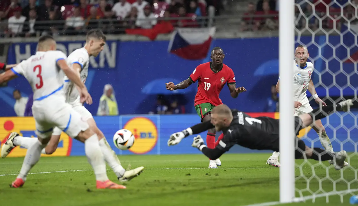 Bek Timnas Republik Ceska, Robin Hranac menjadi pemain ketiga yang mencetak gol bunuh diri di ajang Euro 2024. Masih pada matchday pertama saat Rep. Ceska menghadapi Portugal di Grup F (18/6/2024), gol bunuh dirinya yang tercipta akibat terkena bola pantulan dari kiper saat kemelut di muka gawang yang terjadi pada menit ke-69 membuat portugal mampu menyamakan skor 1-1. Skor akhir Rep. Ceska kalah 1-2. (AP Photo/Ebrahim Noroozi)