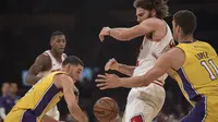 Brook Lopez berduel dengan saudara kembarnya Robin Lopez (AP)