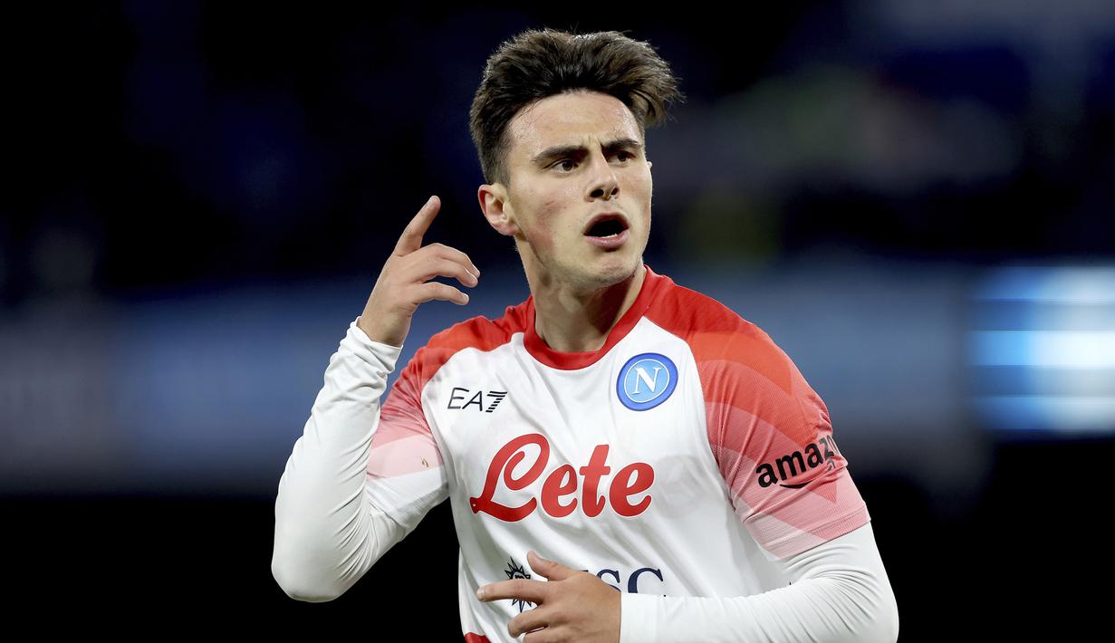 Pemain Napoli, Eljif Elmas, melakukan selebrasi setelah mencetak gol ke gawang Cremonese pada laga Liga Italia di Stadion Diego Armando Maradona, Minggu (12/2/2023). Mereka unggul 16 poin di depan pesaing terdekat Inter Milan. (Alessandro Garofalo/LaPresse via AP)