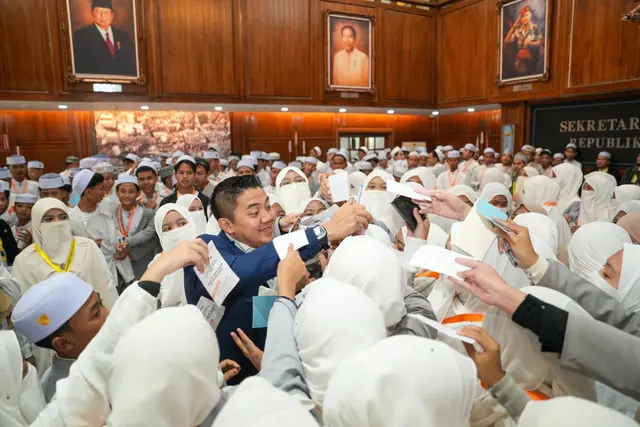 Santri Diajak Berkeliling dan Melihat Berbagai Koleksi