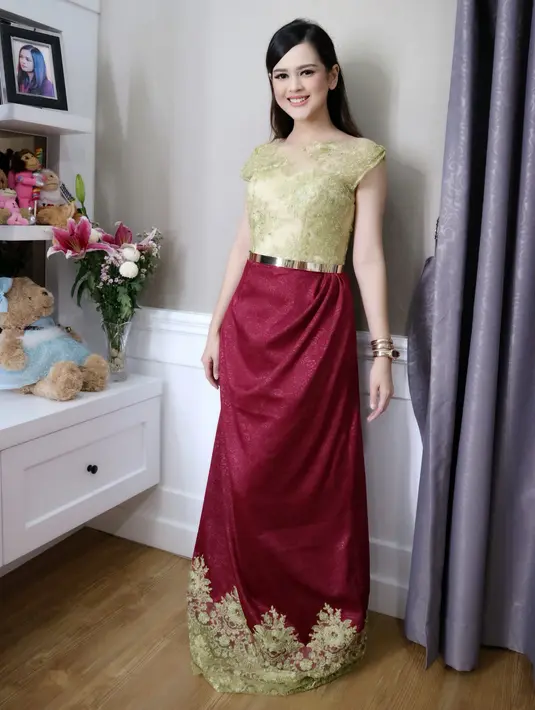 Masih dengan long dresnya. Dan kali ini Cut Meyriskan mengenakan dress yang berpadu warna merah dan gold. Cantik banget pastinya wanita yang satu ini. (Instagram/cutratumeyriska)