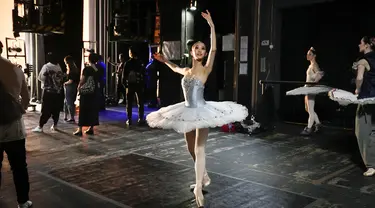 Seorang peserta Kompetisi Balet Internasional XIV melakukan pemanasan di belakang panggung New Stage of the Bolshoi Theater, Moskow, Rusia, 8 Juni 2022. (AP Photo/Alexander Zemlanichenko)