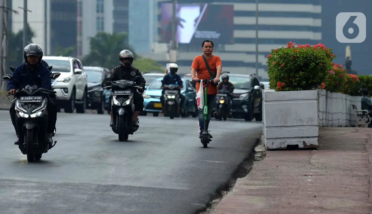 Seorang pria mengendarai skuter listrik di jalanan Jakarta, Jumat (22/11/2019). Pemprov DKI Jakarta saat ini sedang mengkaji aturan mengenai penggunaan skuter listrik di Ibu Kota. (merdeka.com/Imam Buhori)