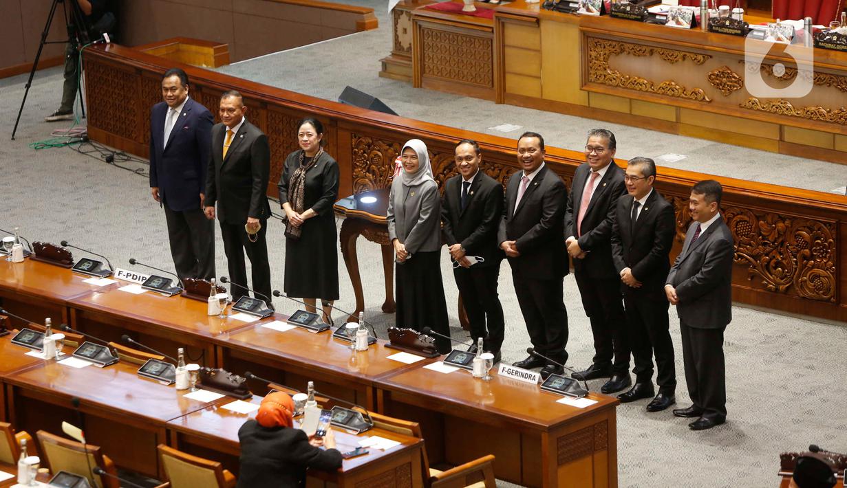 Ketua BPK Isma Yatun (keempat kiri) bersama Ketua DPR Puan Maharani (ketiga kiri), Wakil Ketua DPR Rachmat Gobel (kiri), dan Lodewijk F Paulus (kedua kiri) saat Rapat Paripurna DPR ke-25 Masa Persidangan V Tahun 2021-2022 di Kompleks Parlemen, Jakarta, Selasa (14/6/2022). (Liputan6.com/Angga Yuniar)