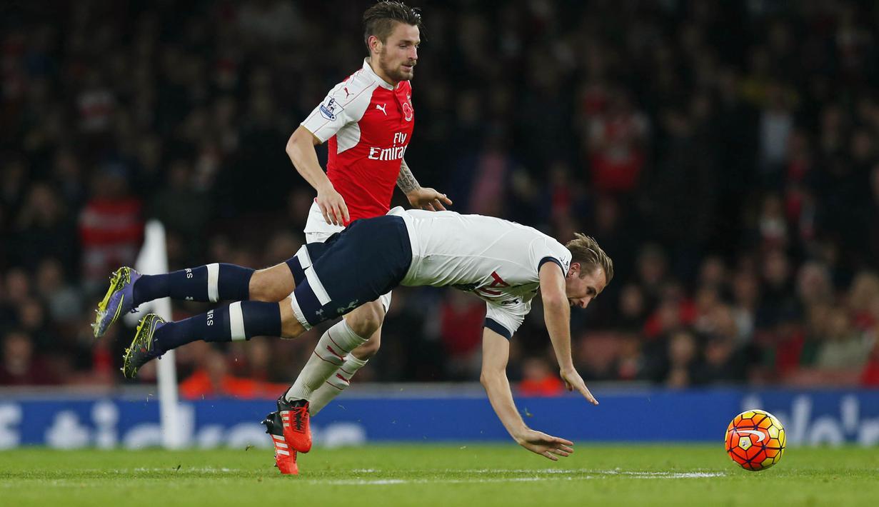 Pemain Arsenal Mathieu Debuchy berebut bola dengan pemain Tottenham Spurs Harry Kane pada lanjutan Liga Premier Inggris  di Stadion Emirates, London, Inggris, Minggu (8/11/2015). Arsenal bermain imbang 1-1.   (Reuters / Eddie Keogh)