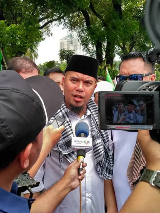 Ahmad Dhani selama ini kita kenal banyak menentang kebijakan Ahok. Bos Republik Cinta Manajemen itu juga vokal untuk menuntaskan kasus Gubernur DKI itu terkait dugaan penistaan agama. (Instagram/ahmaddhaniprast)