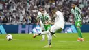 Pemain Real Madrid, Kylian Mbappe mencetak gol melalui tendangan penalti saat laga lanjutan Liga Spanyol 2024/2025 melawan Real Betis di Santiago Bernabeu, Madrid, Spanyol, Senin (02/09/2024) WIB. (AP Photo/Pablo Garcia)