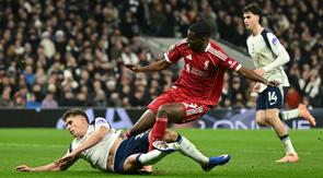 Striker Swedia Liverpool #09, Alexander Isak (C), mengalami cedera dalam duel dengan bek Belanda Tottenham Hotspur #37, Micky van de Ven, saat mencetak gol pembuka dalam pertandingan Liga nggris antara Tottenham Hotspur dan Liverpool di Stadion Tottenham Hotspur di London, pada 20 Desember 2025. (JUSTIN TALLIS/AFP)