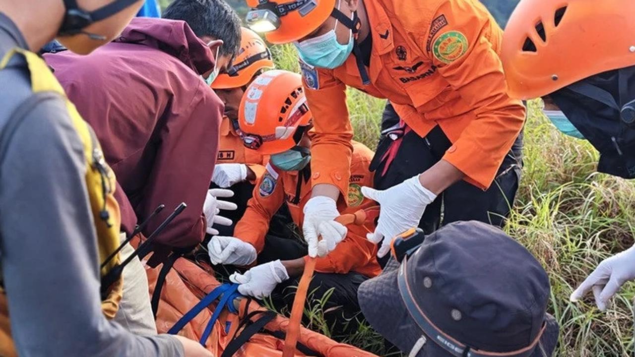 Evakuasi Pendaki Tersambar Petir di Gunung Monrolo