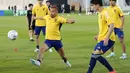 Bek Jepang, Yuto Nagatomo (kiri) dan rekan satu timnya saat mengikuti latihan tim di tempat latihan Al Sadd SC di Doha pada 22 November 2022. Jepang akan bertanding melawan Jerman pada Grup E Piala Dunia 2022 Qatar yang berlangsung pada Rabu (23/11/2022) pukul 23.00 WIB di Khalifa International Stadium, Doha, Qatar. (AP Photo/Eugene Hoshiko)