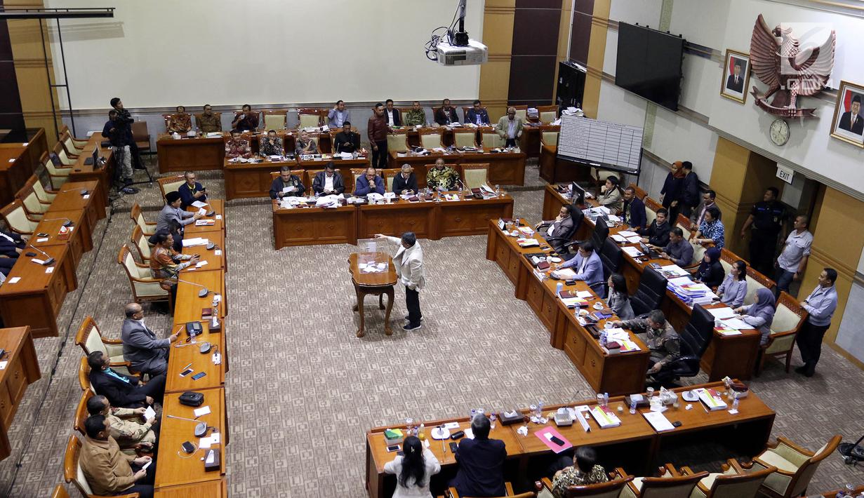 Suasana pleno pemilihan dan penetapan Capim KPK di ruang rapat Komisi III DPR RI, Senayan, Jakarta, Jumat (13/9/2019) dini hari. Calon Pimpinan KPK Irjen Pol Firli Bahuri terpilh sebagai Ketua KPK 2019-2023 dengan perolehan 56 suara usai uji kelayakan dan kepatutan. (Liputan6.com/Johan Tallo)