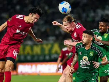 Kyohei Yoshino dan Radovan Pankov dari Persija Jakarta berduel dengan Jefferson dan Yann Kevin Mabella dari Persebaya Surabaya dalam situasi bola mati pada laga Grup B Piala Presiden 2026 di Stadion Gelora Bung Tomo, Surabaya, Minggu (26/7/2026) malam. Persebaya berhasil memenangi pertandingan dengan skor 1-0 berkat gol bunuh diri Pankov pada menit ke-64. (Bola.com/Wahyu Pratama)