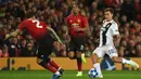 Striker Juventus, Paulo Dybala, berusaha melewati bek Manchester United, Victor Lindelof, pada laga Liga Champions di Stadion Old Trafford, Manchester, Selasa (23/10). MU kalah 0-1 dari Juventus. (AFP/Oli Scarff)