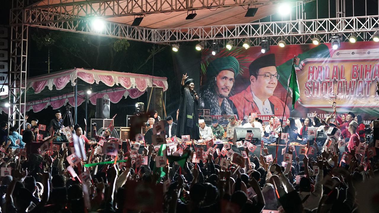 Relawan Sedulur Saklawase yang merupakan basis bagi para pendukung calon legislatif dari PDIP Mochamad Herviano menggelar Sholawat Akbar