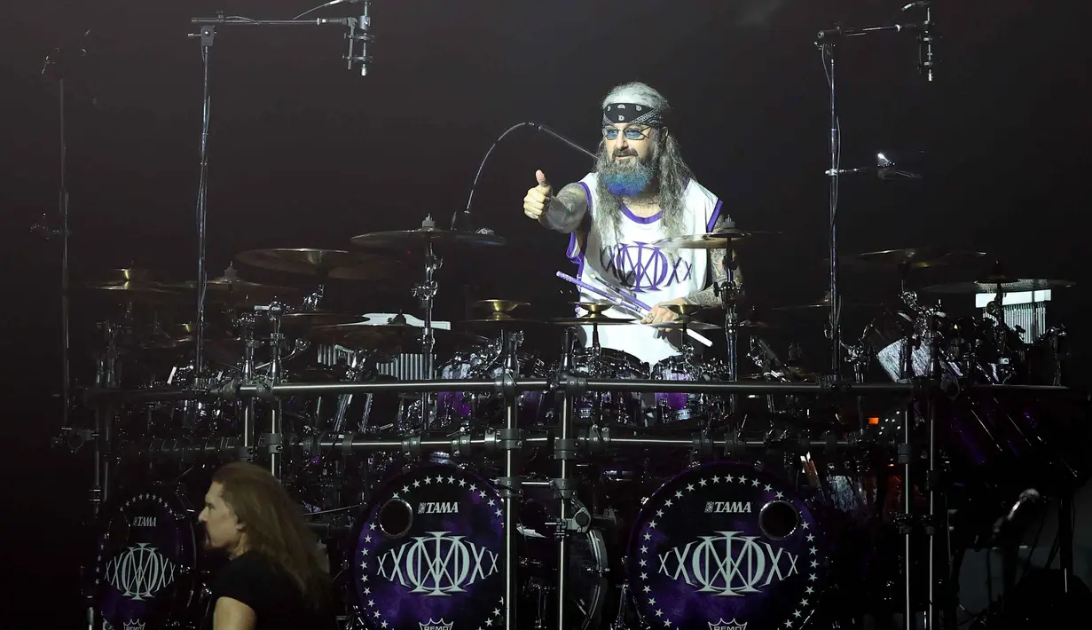 Diketahui, Mike Portnoy bergabung lagi sejak 2023 setelah sempat keluar pada 2010. Tampak dalam foto, grup band metal legendaris, Dream Theater saat tampil pada Konser "An Evening With Dream Theater - 40th Anniversary Tour" di Beach City International Stadium, Jakarta, Sabtu 7 Februari 2026. (Kapanlagi.com/Budy Santoso)