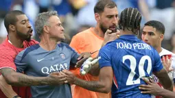 Pelatih PSG, Luis Enrique, tertangkap kamera menyerang pemain Chelsea, Joao Pedro, hingga terkapar di lapangan setelah laga final Piala Dunia Antarklub 2025. (AFP/Juan Mabromata)