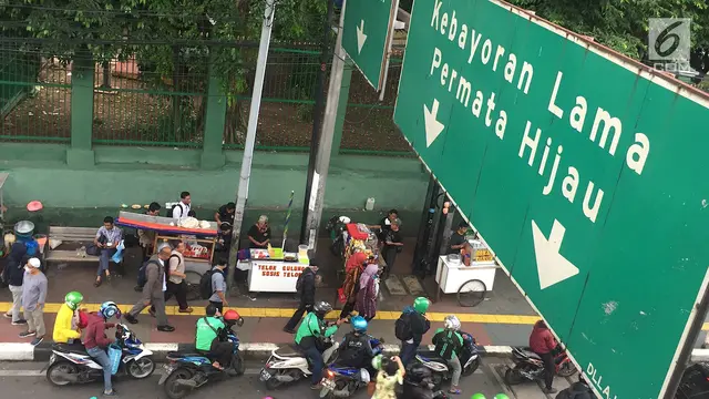 PKL dan Ojek Online Bikin Semrawut Stasiun Palmerah