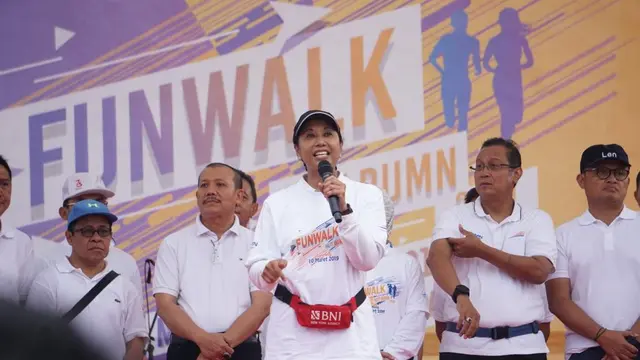 Menteri Rini Soemarno dalam acara Fun Walk HUT ke-21 BUMN di Bandung