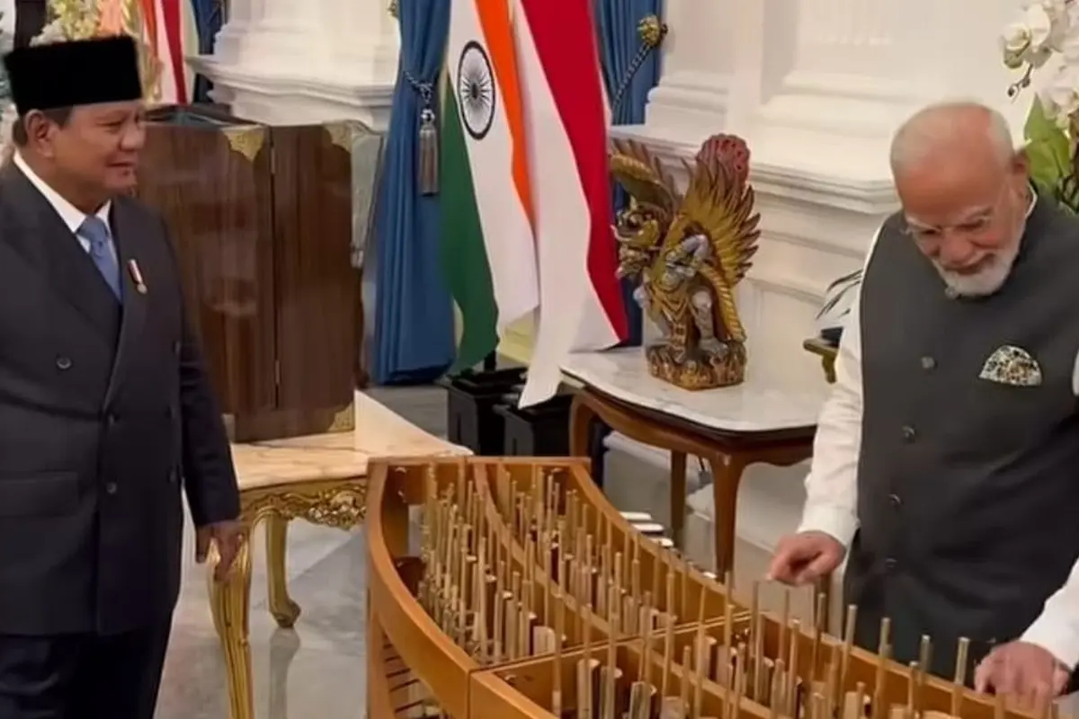 Presiden Prabowo Subianto menghadiahkan satu set angklung kepada Perdana Menteri India Narendra Modi sebagai cendera mata dalam rangkaian kunjungan kenegaraan Modi ke Istana Merdeka.