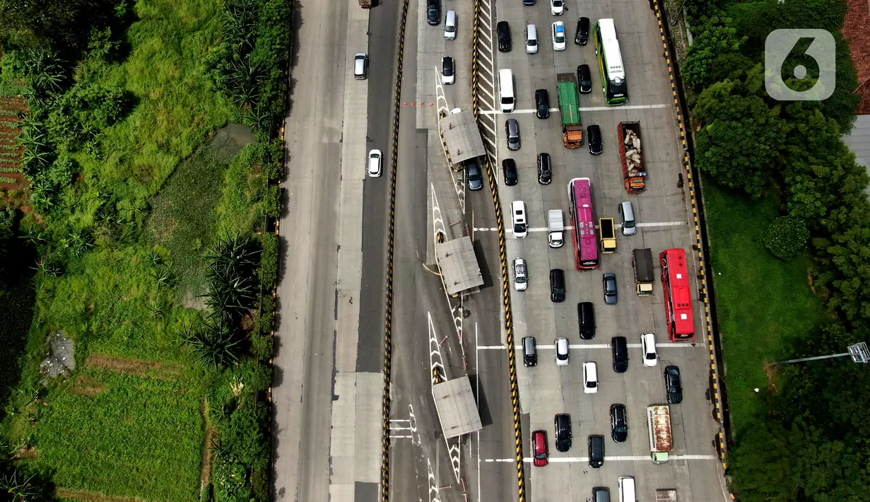 <p>Foto aerial kendaraan terjebak macet di Pintu Tol Cikupa, Tangerang, Banten, Kamis (28/4/2022). Memasuki H-4 Hari Raya Idulfitri 1443 H atau Lebaran 2022, kendaraan pemudik dengan menggunakan kendaraan pribadi mengular di pintu tol Cikupa arah Merak. Kemacetan terjadi kurang lebih hingga dua km meter. (Liputan6.com/Angga Yuniar)</p>
