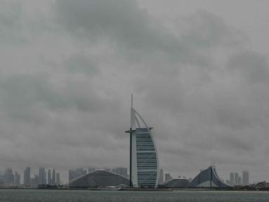 Awan tebal memenuhi langit di atas menara Burj Al-Arab di Dubai, Uni Emirat Arab, pada tanggal 2 Mei 2024. (Giuseppe CACACE/AFP)