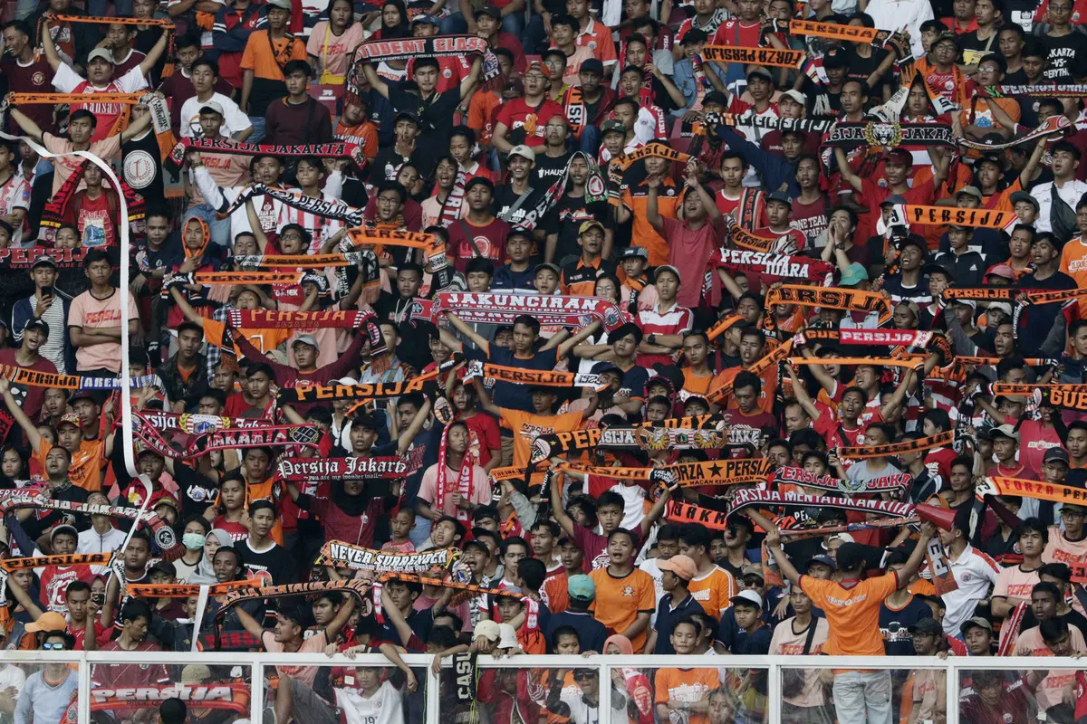 Suporter Persija Jakarta, The Jakmania, memberikan dukungan saat melawan Becamex Binh Duong pada laga Piala AFC. (Bola.com/M. Iqbal Ichsan)