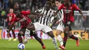 Bek AC Milan, Fikayo Tomori (kiri) dan gelandang Juventus, Moise Kean berebut bola pada pekan ke-4 Liga Italia di Allianz Stadium, Senin (20/9/2021) dini hari WIB. Menghadapi AC Milan, Juventus harus puas dengan hasil 1-1. (Marco Alpozzi/LaPresse via AP)