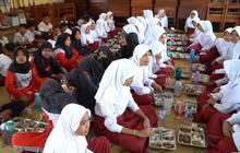 Hari Kartini, MBG di SDN 2 Barukan Disajikan Prasmanan: Ada Ikan Lele Hingga Susu Kotak