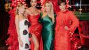 Sementara sang ibu, Kris Jenner tampil cantik dengan gaun panjang dengan aksen ruffle berwarna merah. @krisjenner.